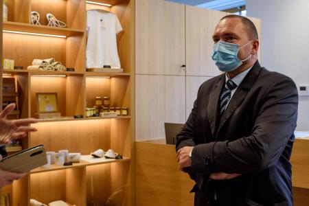 Hišo kranjske čebele v Višnji Gori obiskal minister za kmetijstvo 2